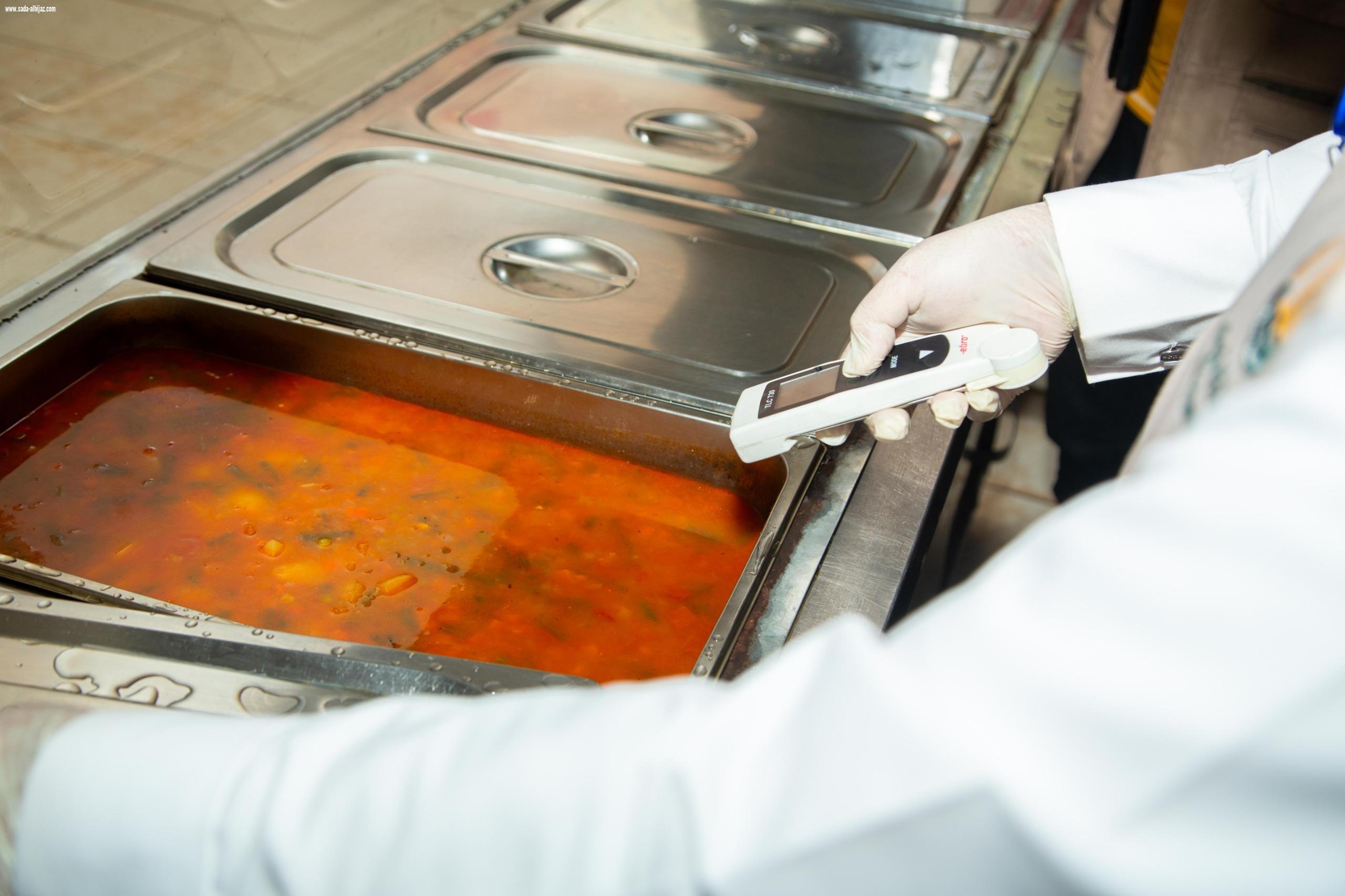 مختبر أمانة تبوك لسلامة الغذاء يقوم بأكثر من عشرة آلاف اختبار للأغذية والمشروبات  