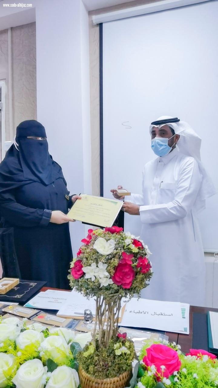 مستشفى أبو عريش يكرم المتميزين من منسوبيه 