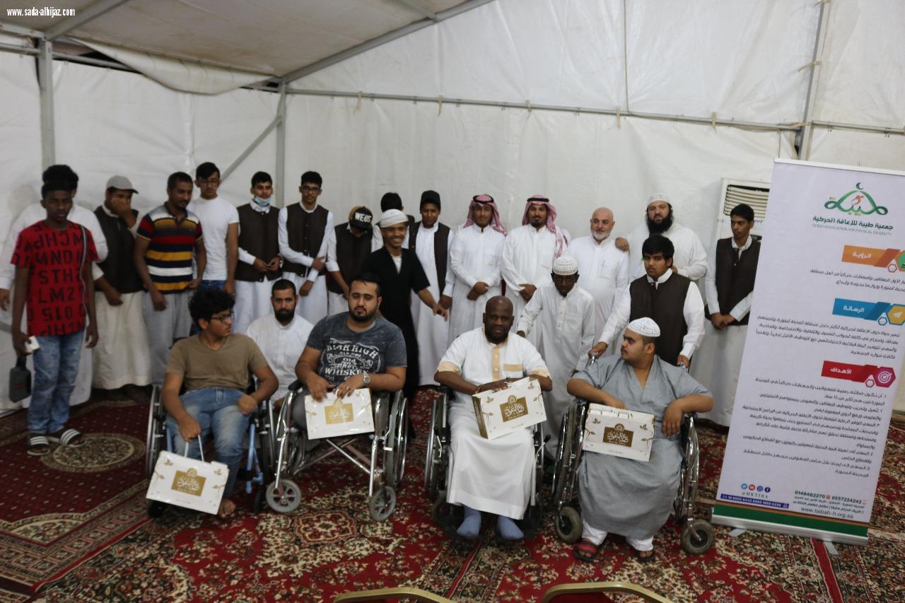 المعتمرين من ذوي الإعاقة الحركية الكبار في المدينة المنورة يختتمون رحلة العمرة الرمضانية