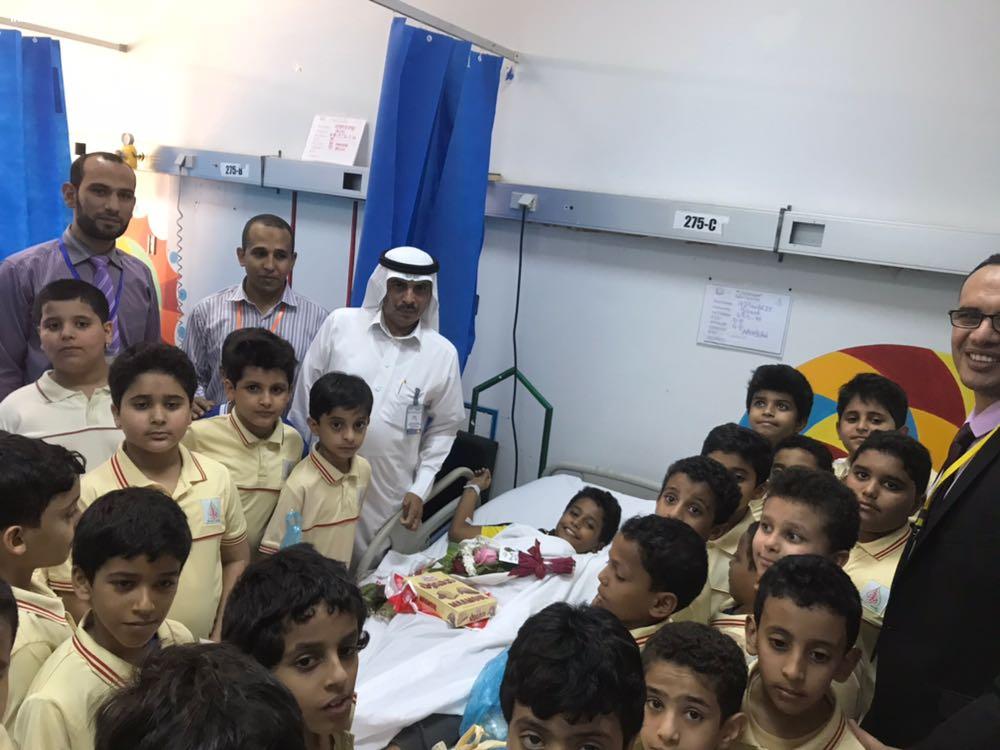 في لمسة وفاء جميلة أصدقاء الطفولة يزورون زميل الدراسة في المستشفى
