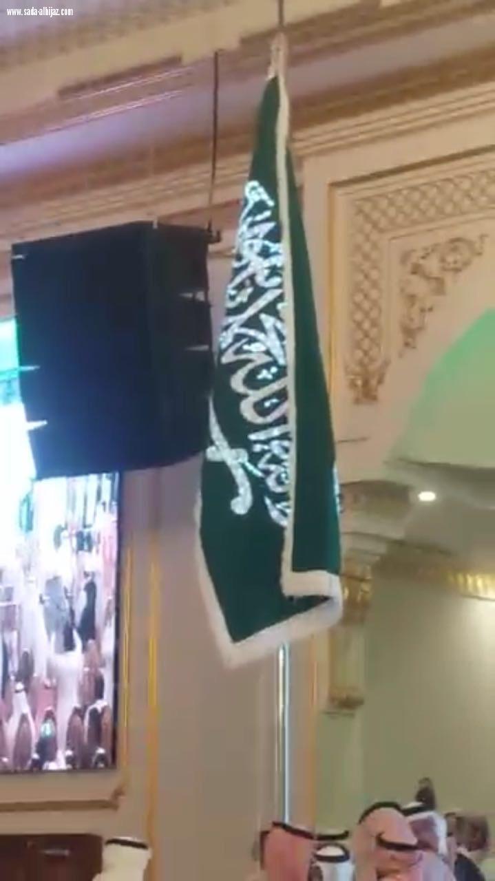 أول علم مضيء بالعالم يرتفع في مكة المكرمة