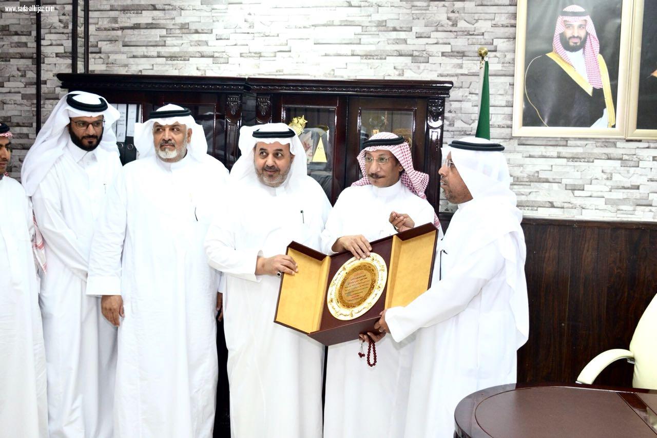 السلمي يكرم أعضاء  وحدة الإعلام  بالمكتب