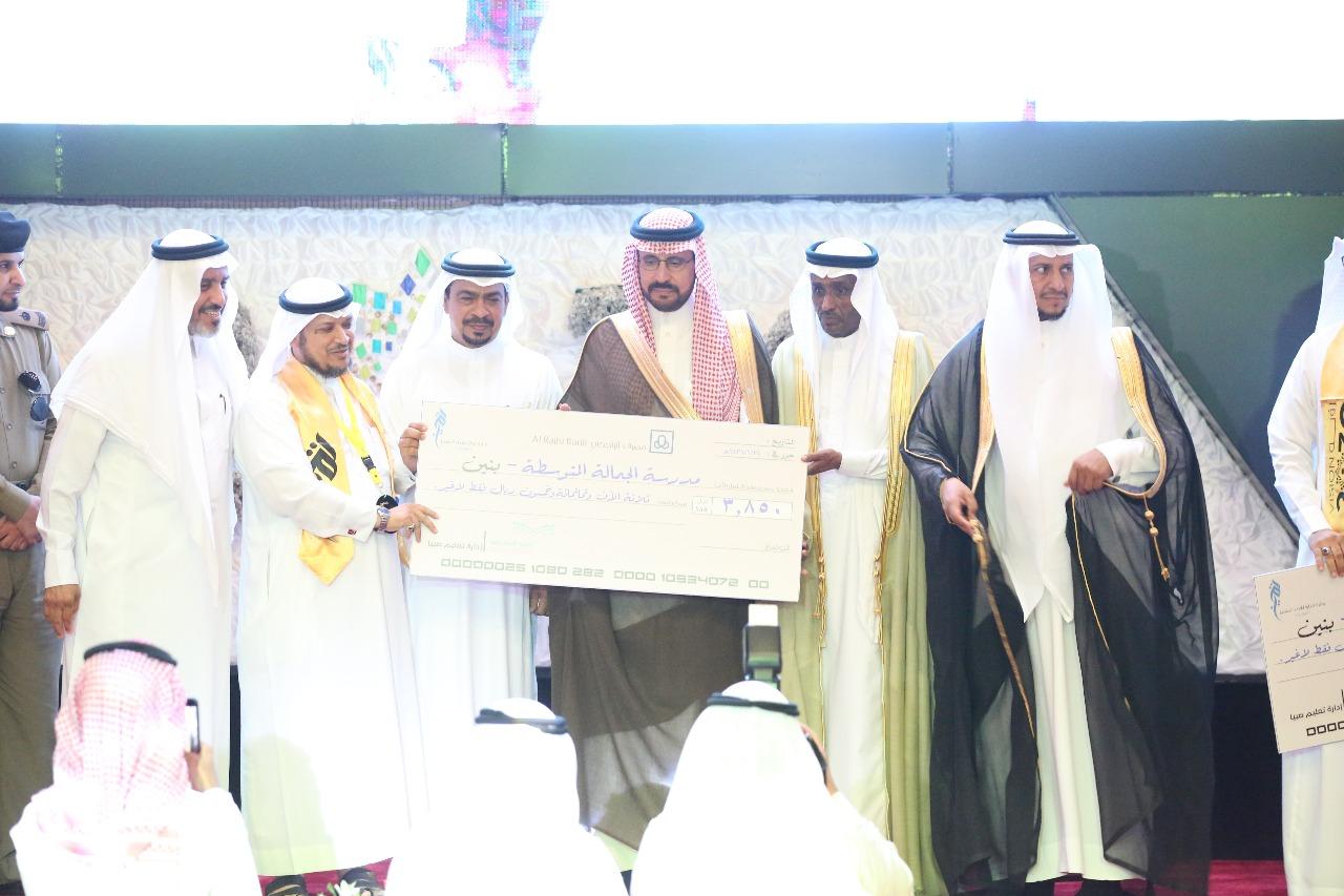 وكيل امارة جازان يكرم الفائزين و الفائزات بجائزة الأداء المتميز بتعليم صبيا