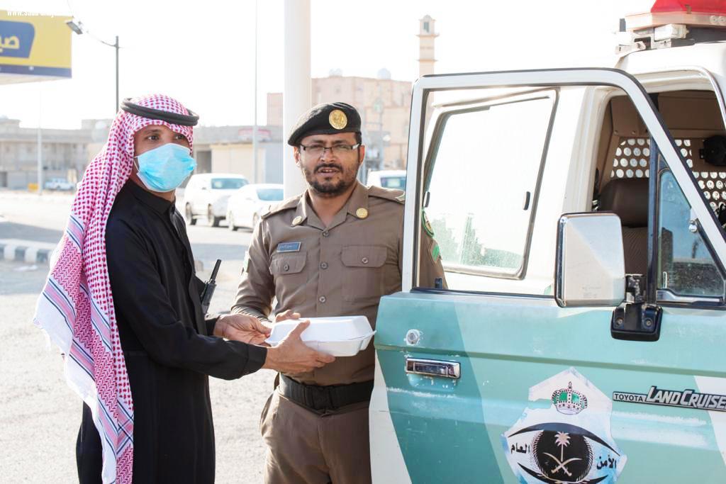 اعتزاز وافتخار بدورهم أبطال مستشفى الموسم العام يوزعون وجبات إفطار لأبطال الداخلية وقوات التحالف 