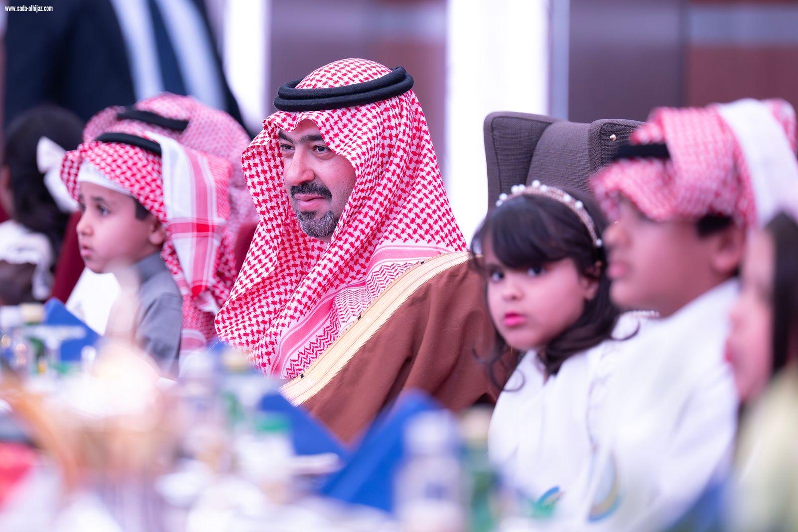 نائب أمير منطقة تبوك يشارك الأيتام  إفطارهم   
