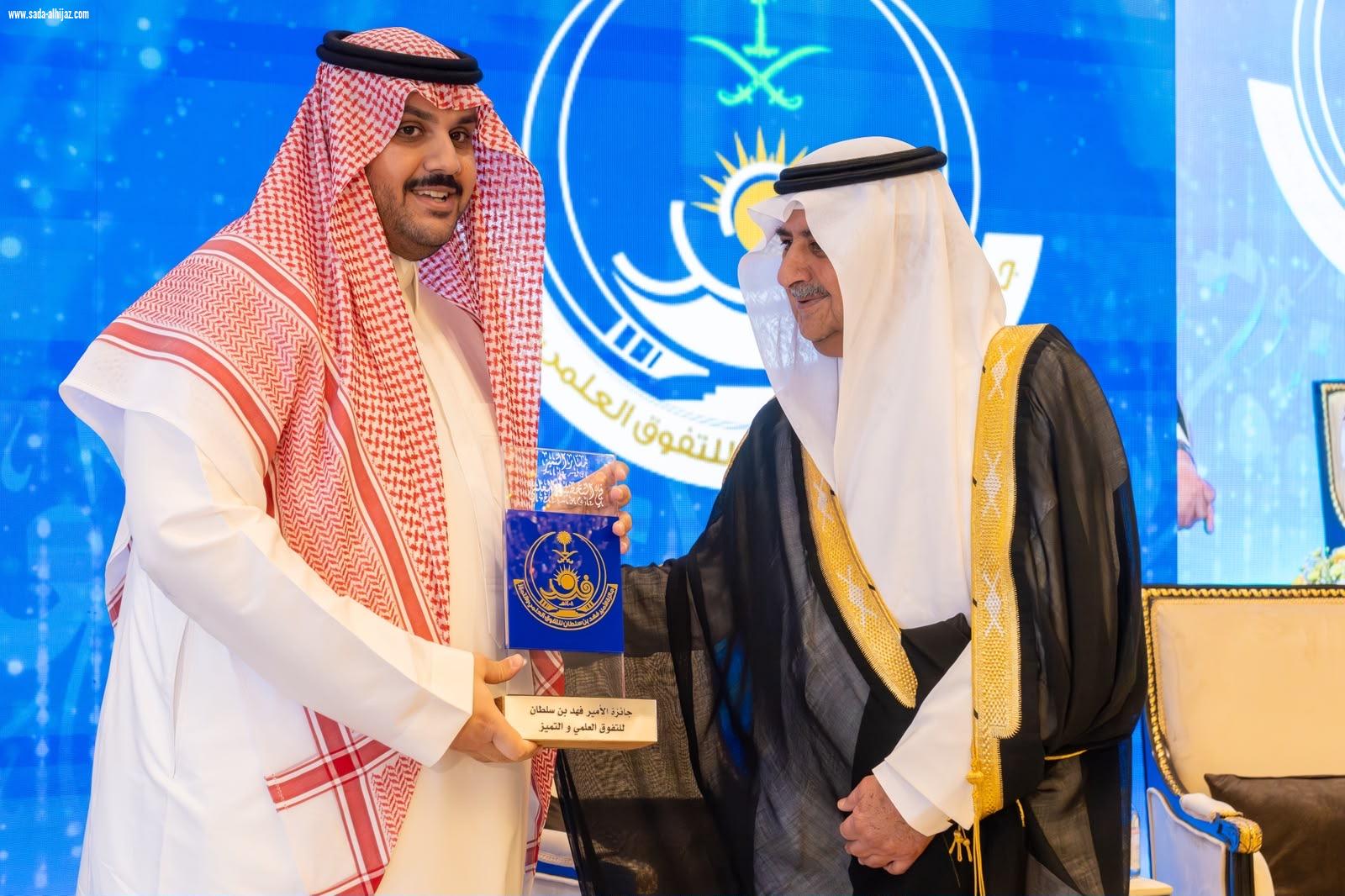 أعلن سموه عن تكفل الجائزة للفائزين بها في المجال الطبي الراغبين في إنشاء عياداتهم الخاصة بتحمل نصف تكاليف التأسيس .. أمير تبوك يرعى حفل جائزة سموه للتفوق العلمي والتميز في عامها الـ39