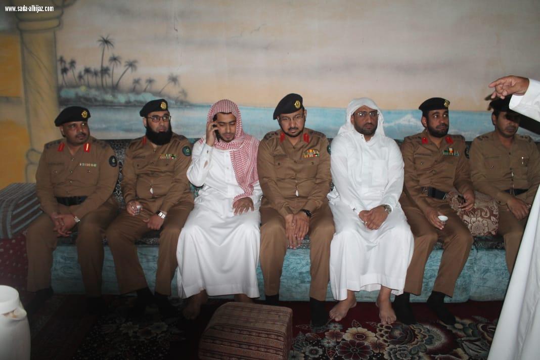 معالي مدير عام الدفاع المدني الفريق سليمان بن عبدالله العمرو ينقل التعازي لأسرة الرائد احمد بن حامد المطيري ..