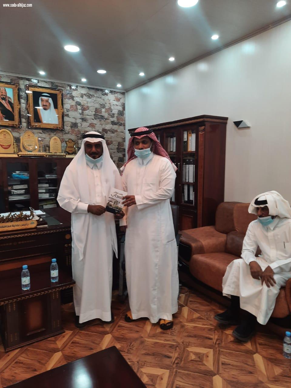 أدباء وشعراء بيش يزورون محافظ ورئيس بلدية محافظة بيش ويقدمون شكرهم لهما على الإنجازات التنموية 