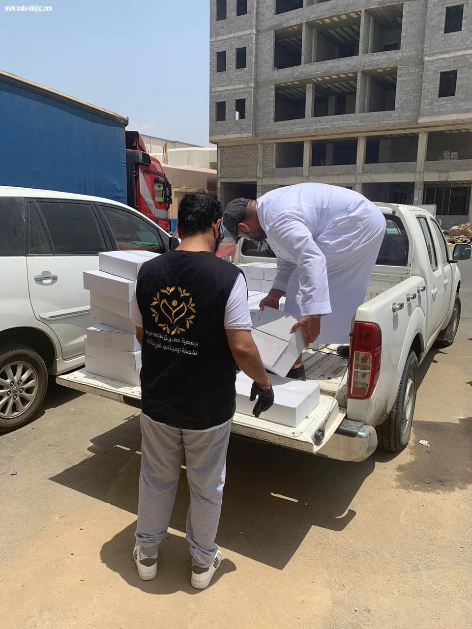 الفرق التطوعية بجمعية معين توزع 1200 كرتون تمر و150 سلة غذائية 