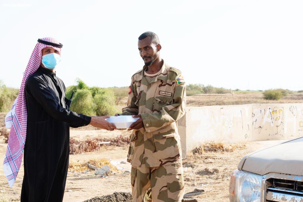 اعتزاز وافتخار بدورهم أبطال مستشفى الموسم العام يوزعون وجبات إفطار لأبطال الداخلية وقوات التحالف 