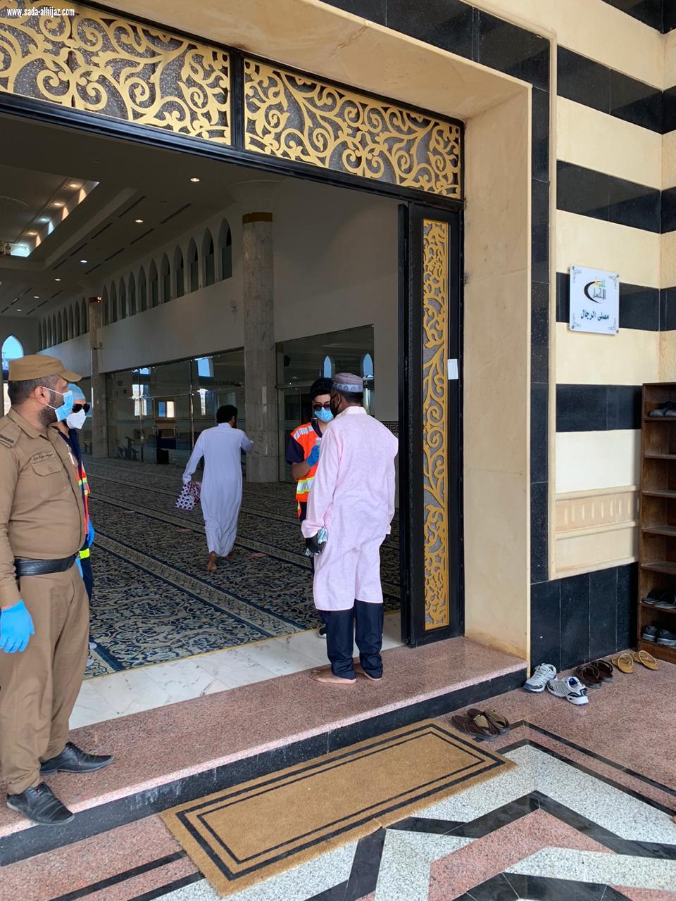 هيئة الهلال الباحة تقيم نقاط فرز بجوامع المنطقة ومحافظاتها بالتعاون مع الفرق الإسعافية والفرق التطوعية