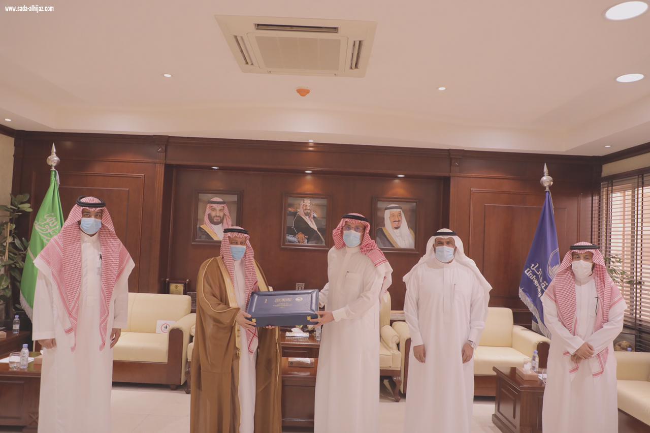 وكيل جامعة حائل للتطوير والأعمال يستقبل أمين عام جائزة الأميرة صيتة بنت عبد العزيز للتميز في العمل الاجتماعي
