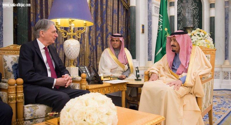 خادم الحرمين الشريفين يستقبل وزير الخزانة البريطاني...