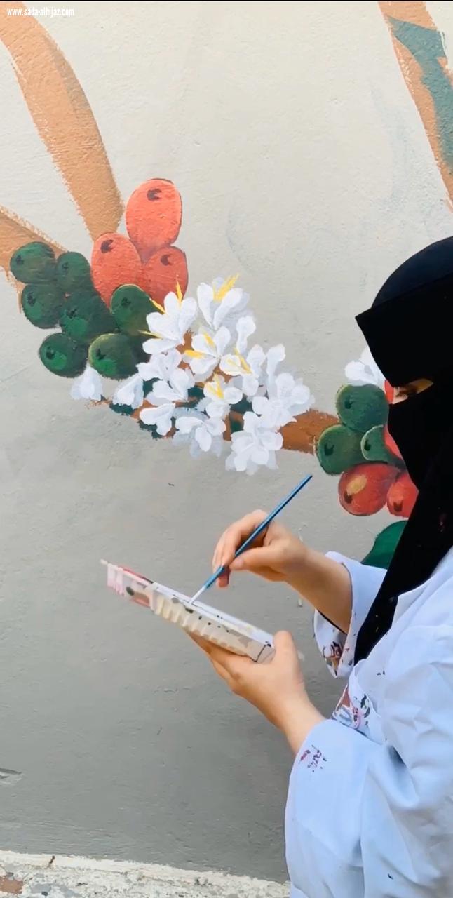 فريق كلمات وألوان يبدع في رسم جدارية مهرجان البن
