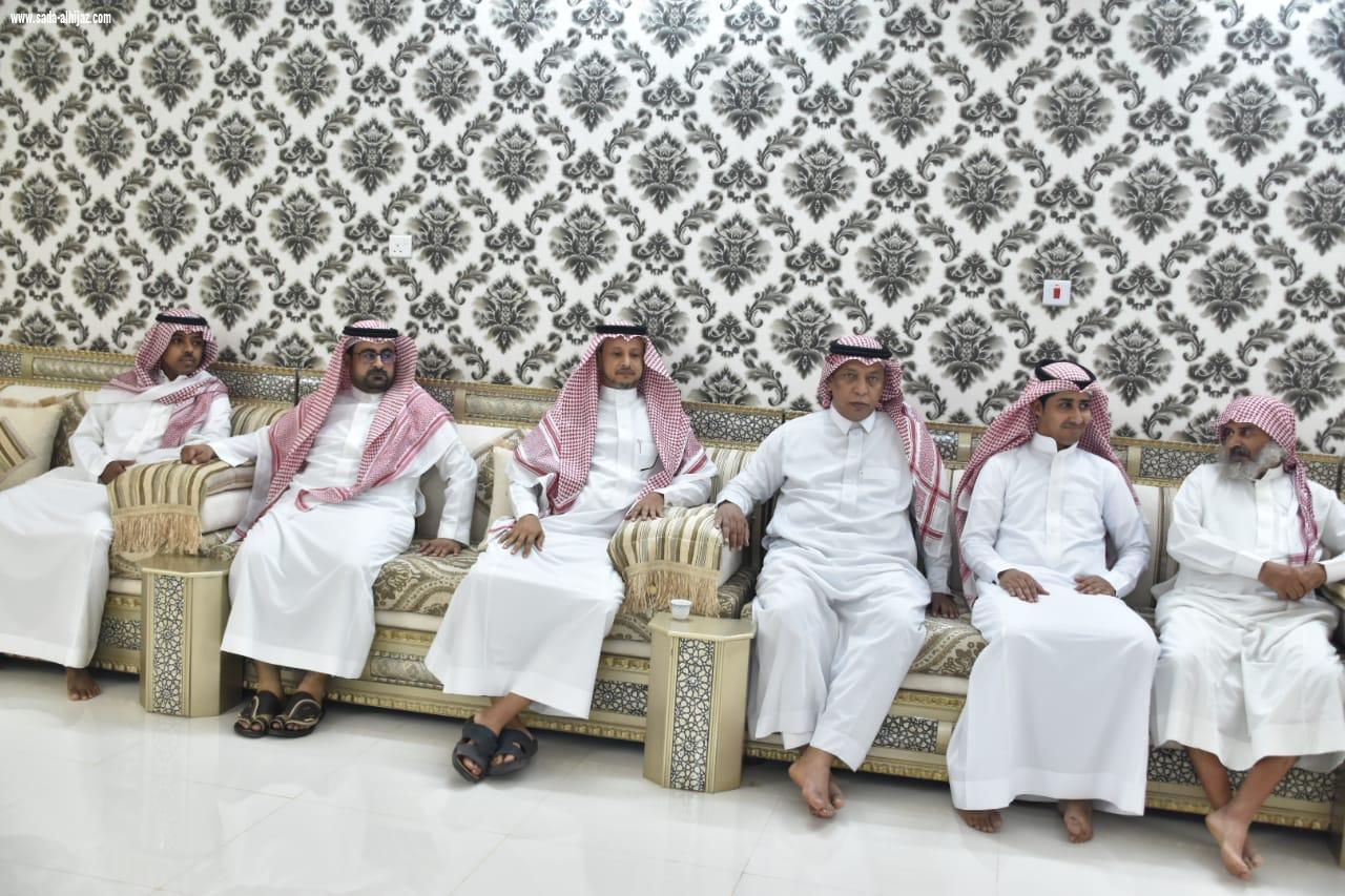 محافظ صامطة زعلة يقدم واجب العزاء للإعلامي الجبيلي في وفاة والده