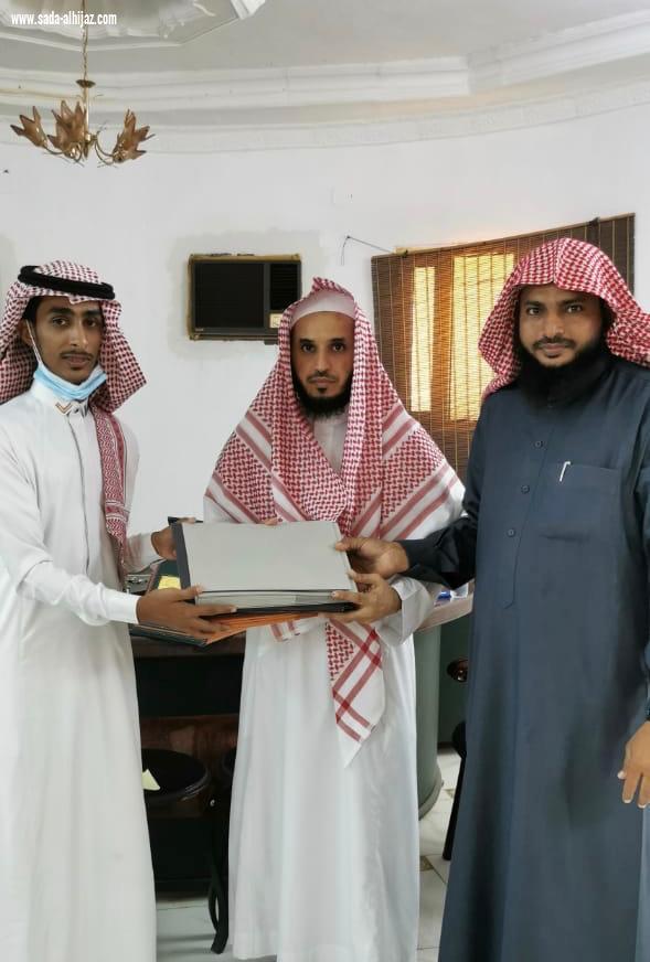 مدير إدارة المساجد والدعوة والإرشاد يكرم قائد فريق الخير التطوعي ومتطوعي الفريق