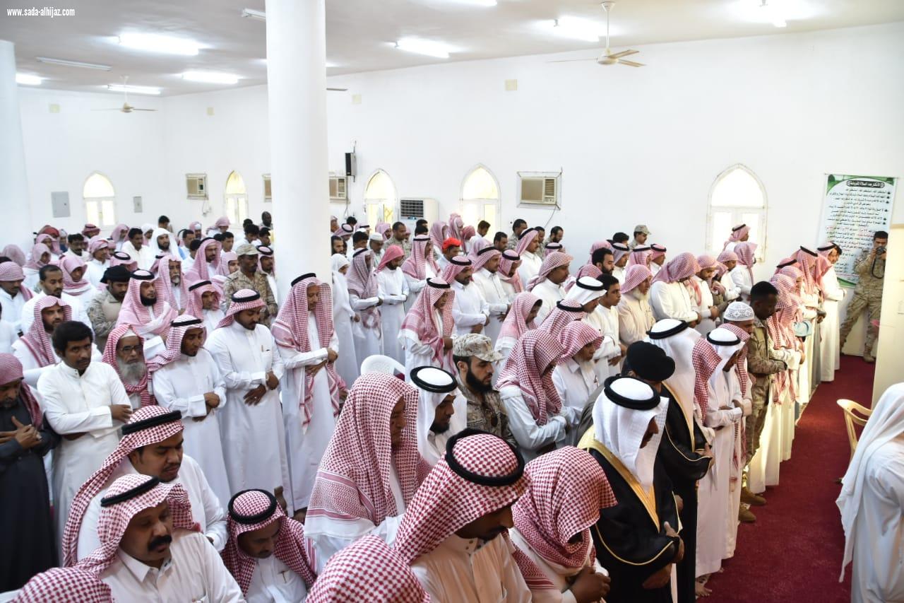 بالصور محافظ صامطة زعلة يؤدي صلاة الميت على الشهيد  الصميلي