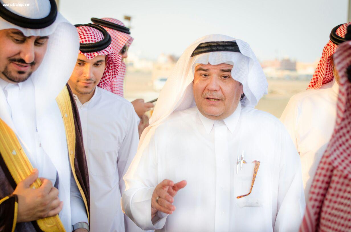 مسؤول إدارة الفعاليات بالمراعي فهد الشمري يوزع الكؤوس على  الفائزين في فروسية جدة 