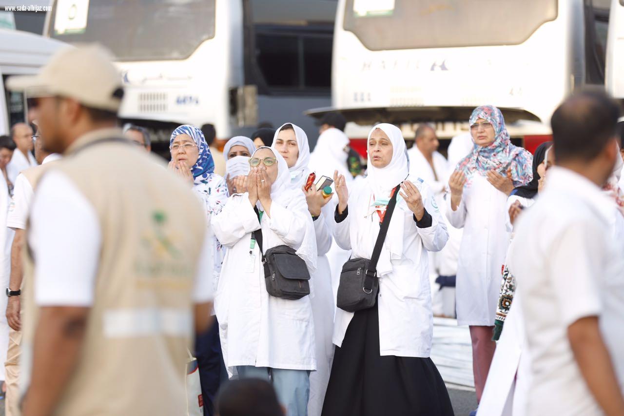 طبيبات الصحة يرفعن أكف الضراعة لله لتمكين ضيوف الرحمن إتمام حجهم