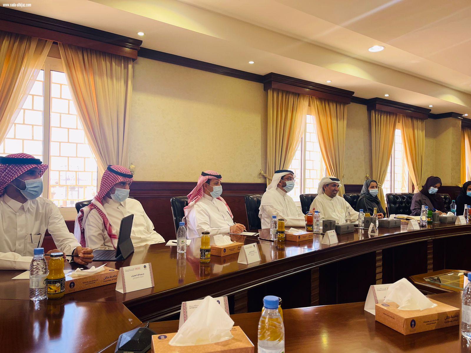 معالي رئيس جامعة حائل يعقد اجتماعاً مع الرئيس التنفيذي لهيئة التراث، بحضور وكلاء الجامعة.