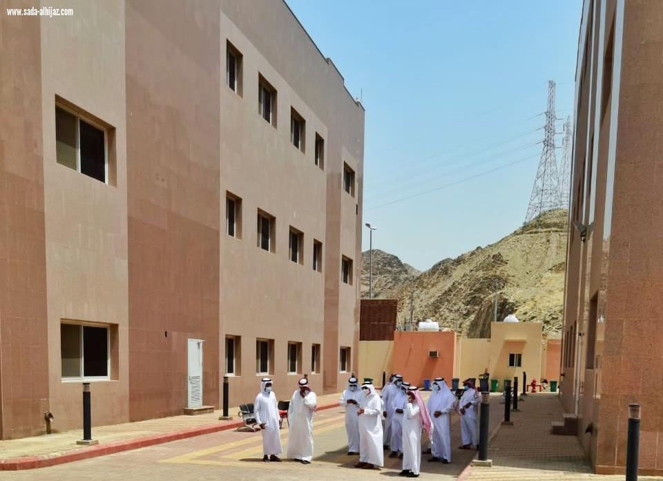  معالي رئيس جامعة الباحة يتفقد كلية العلوم والآداب بالمخواة 