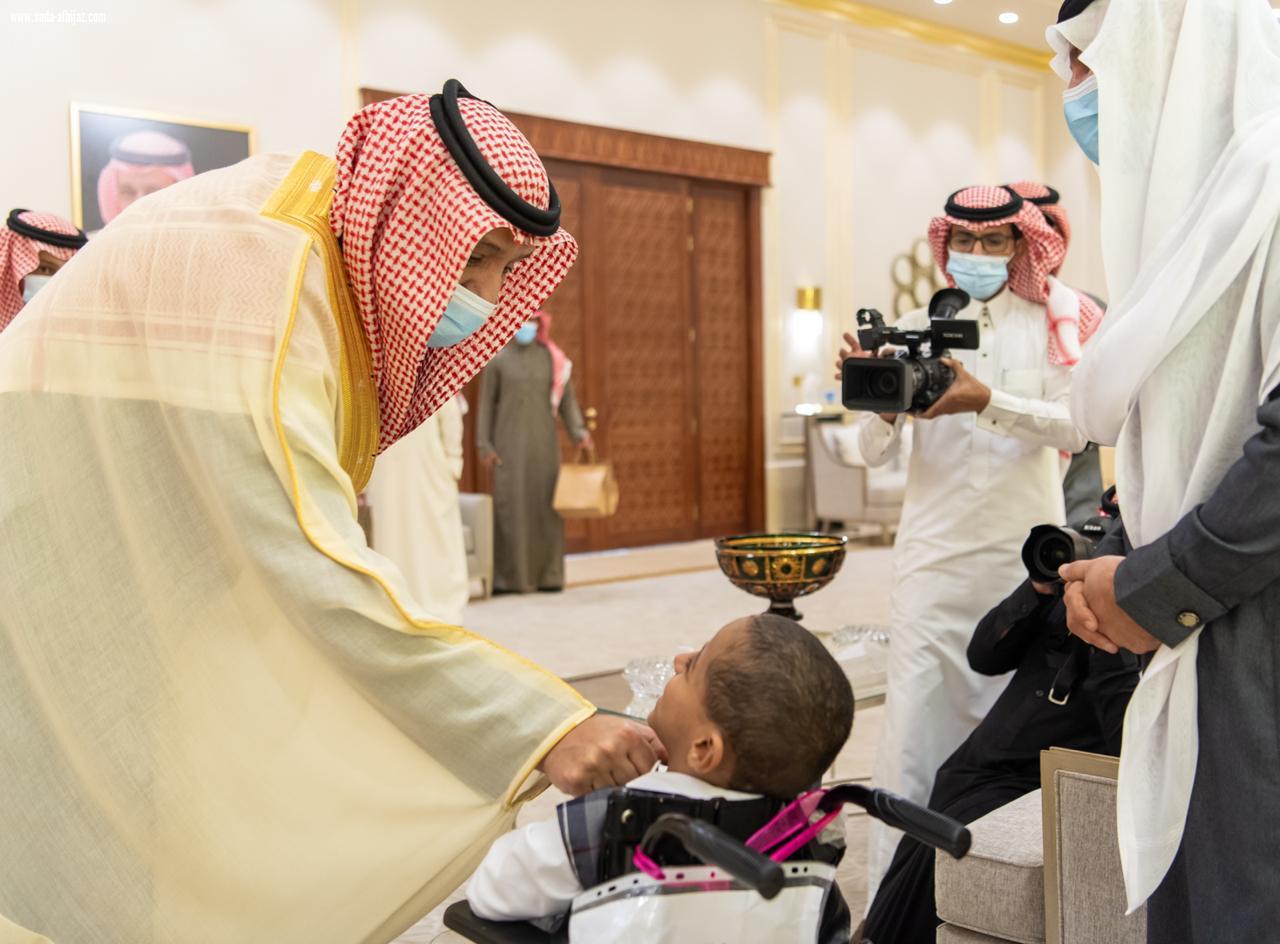 في يومهم العالمي.. أمير الباحة يستقبل عدداً من ذوي الإعاقة ويمنحهم عدداً من الهدايا ويطلع على تقرير سير العمل