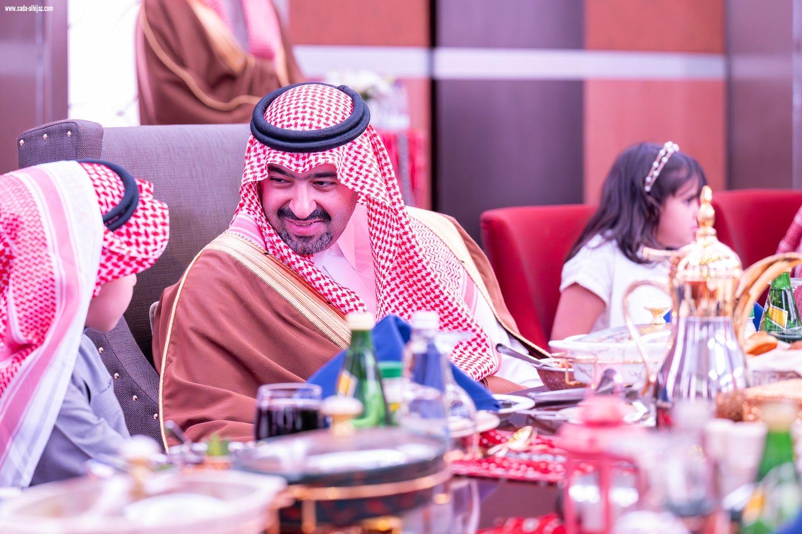 نائب أمير منطقة تبوك يشارك الأيتام  إفطارهم   