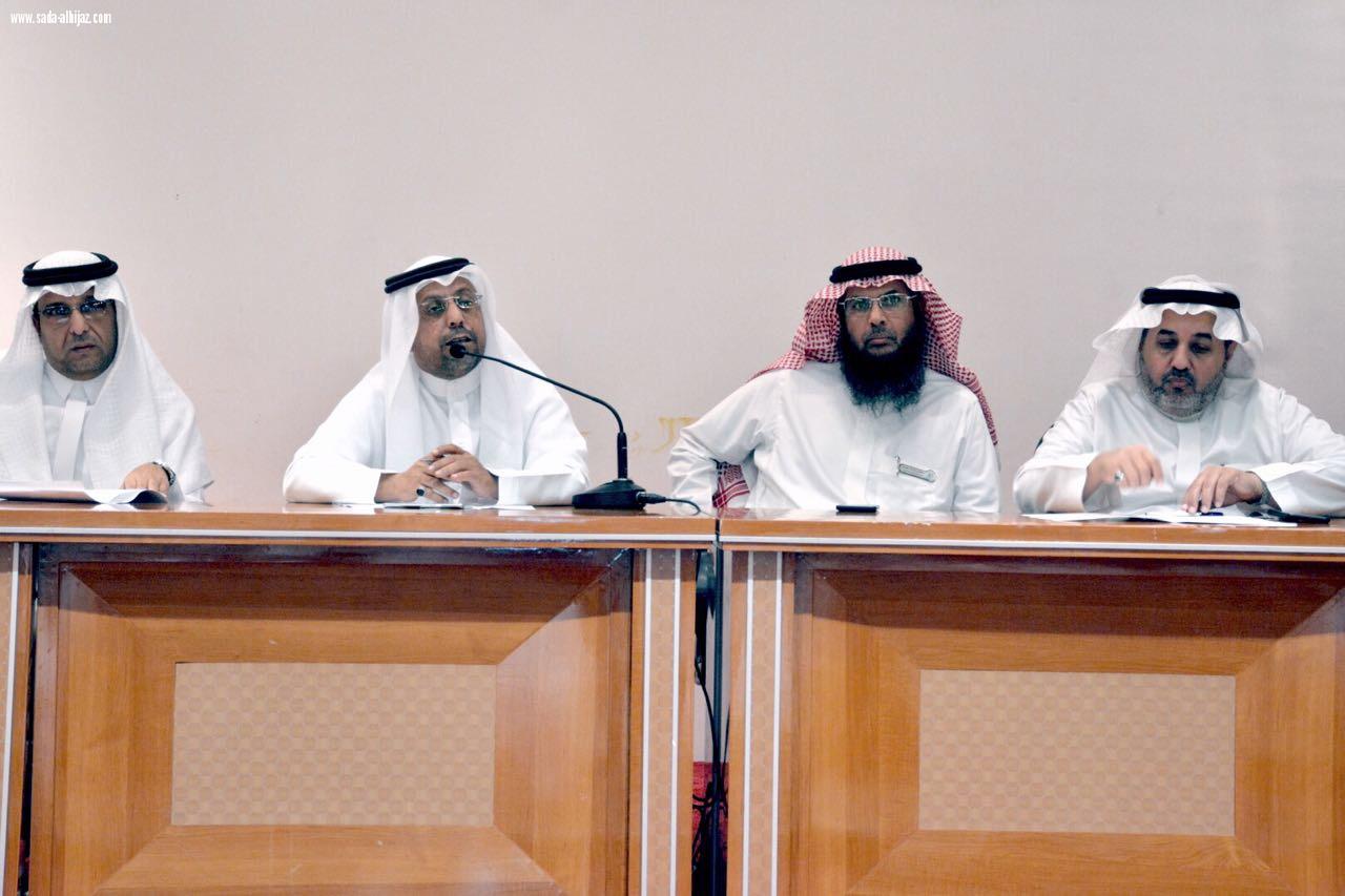 السلمي .. يكرم نجوم مسابقة الإملاء ويجتمع بقادة المدارس حول الإختبارات