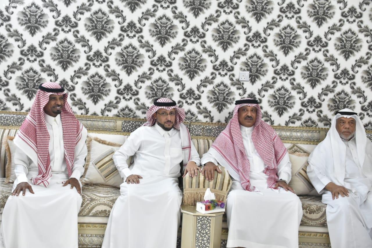 محافظ صامطة زعلة يقدم واجب العزاء للإعلامي الجبيلي في وفاة والده