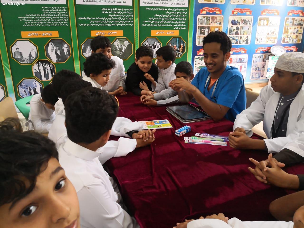 كلية طب الأسنان بجامعة جازان تطلق قافلة طبية لتثقيف  طلاب مدرسة صلاح الدين بأبوعريش