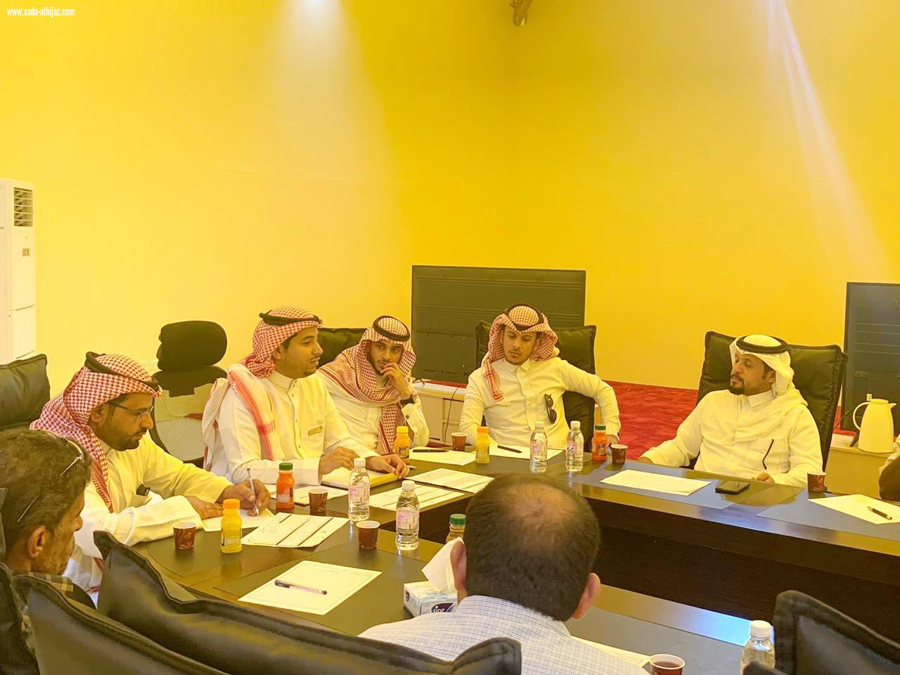 المشهور يجتمع بالمقاولين المنفذين لمشاريع بلدية محافظة الطوال