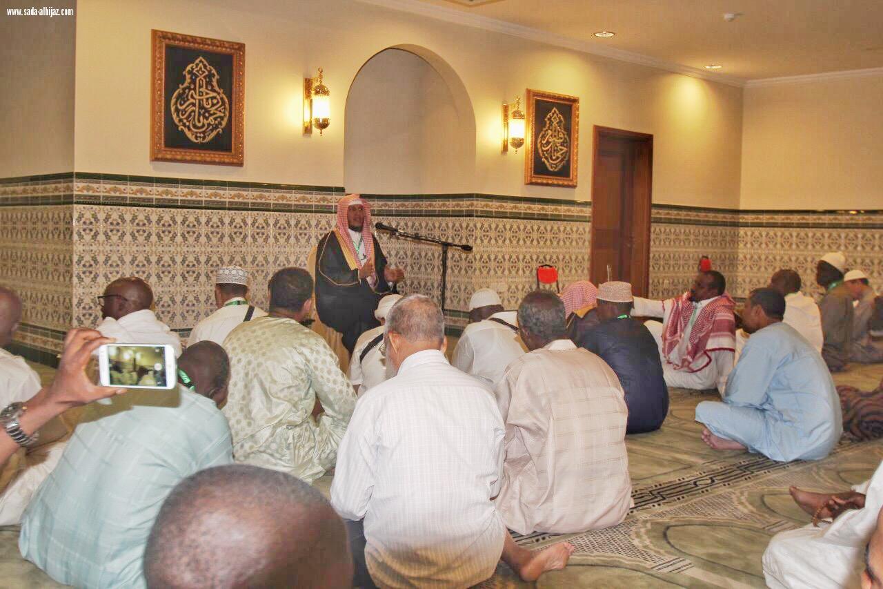 في محاضرة ألقاها أمام ضيوف برنامج خادم الحرمين الشريفين في مكة المكرمة العتيق  على الحاج صرف الأوقات في طاعة الله بالقلب واللسان