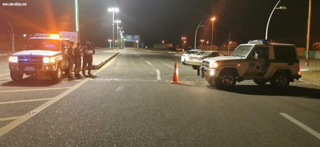 باشراف مساعد مدير شرطة جازان الدوريات الامنية تطبق حضر التجول بمحافظة الطوال وقراها وآل عمر المواطنون والمقيمون يبدون تجاوبا كبير في محافظة الطوال والقرى التابعة لها