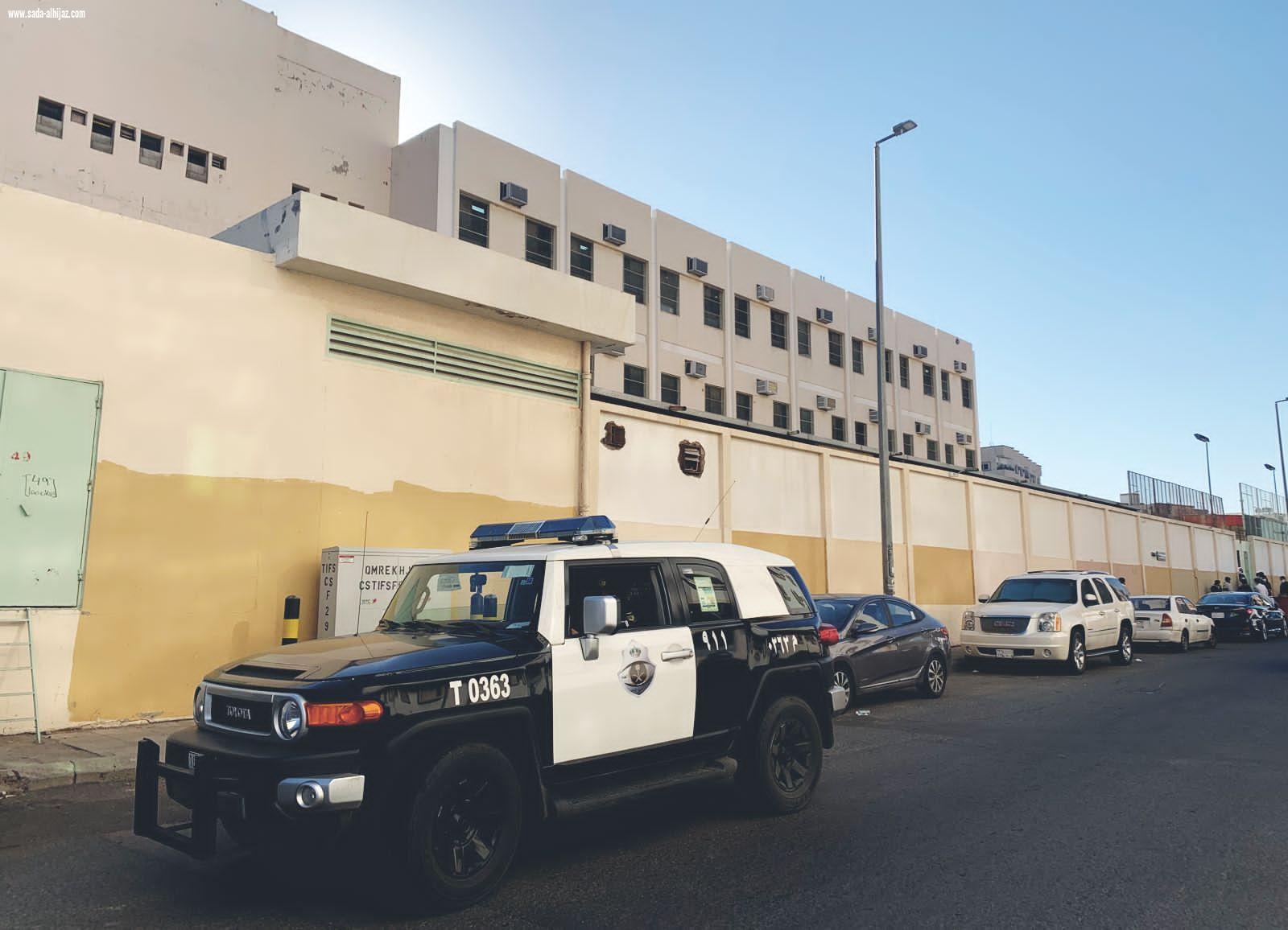 مجمع تعليمي بالطائف يكرم رجل أمن.