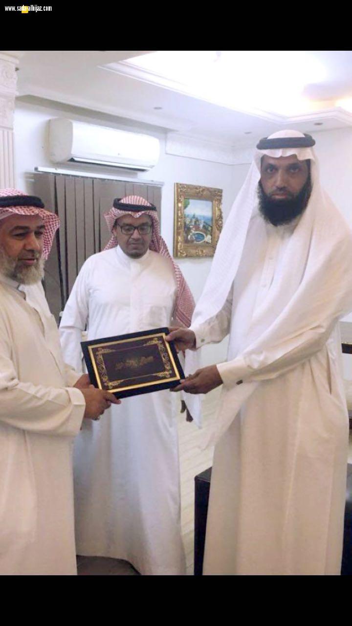 تحدى ظروفه ليحول حلمه إلى واقع قصة بطلها حارس مدرسة بمكة 