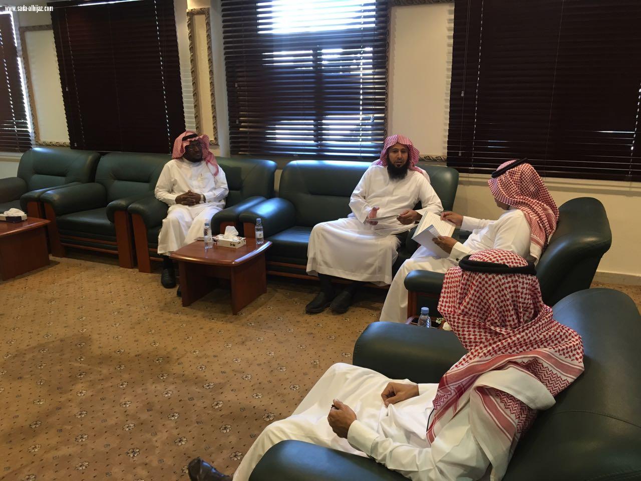 العريض  يقف على برامج التوعية الإسلامية بعسير