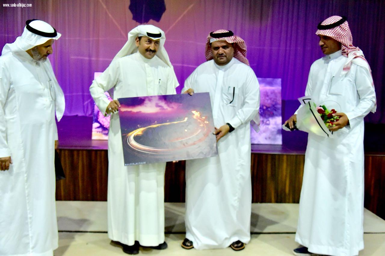 د العبيدي يفتتح معرض مهرجان الورد 14 التشكيلي ويكرم فنانين الطائف