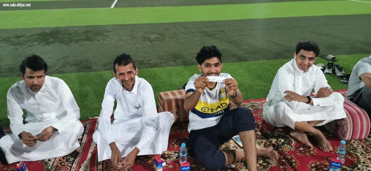 بحضور مدير مكتب رابطة الاحياء بالحد الحنوبي ومستشار لجنة التنمية بالطوال اجراء قرعة دورة الحد الجنوبي الاولى لكرة القدم