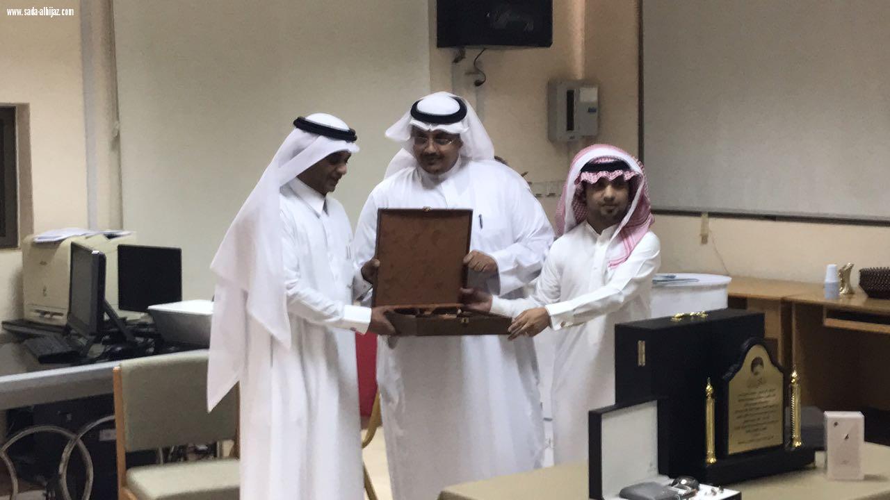 في لحظة وفاء: مشرف ومعلمو قسم صعوبات التعلم في تعليم جازان يكرمون فهد عريجي