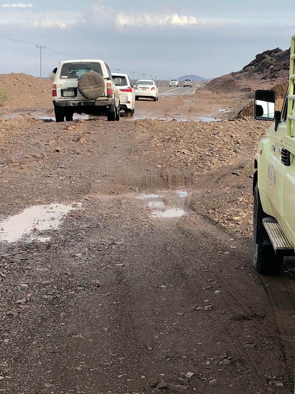 مديرية الدفاع المدني بمنطقة المدينة المنورة تنوه الاخوة المواطنين و المقيمين سالكي طريق مهد الذهب