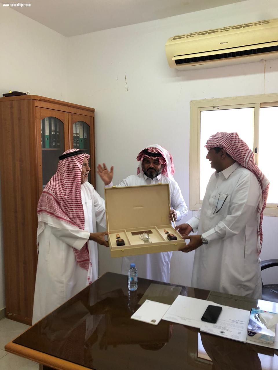 حرص سعادة رئيس مركز الشعراء الاستاذ غرم بن خضران الصغير على زيارة مكتب الخدمات البلدية بالشعراء 