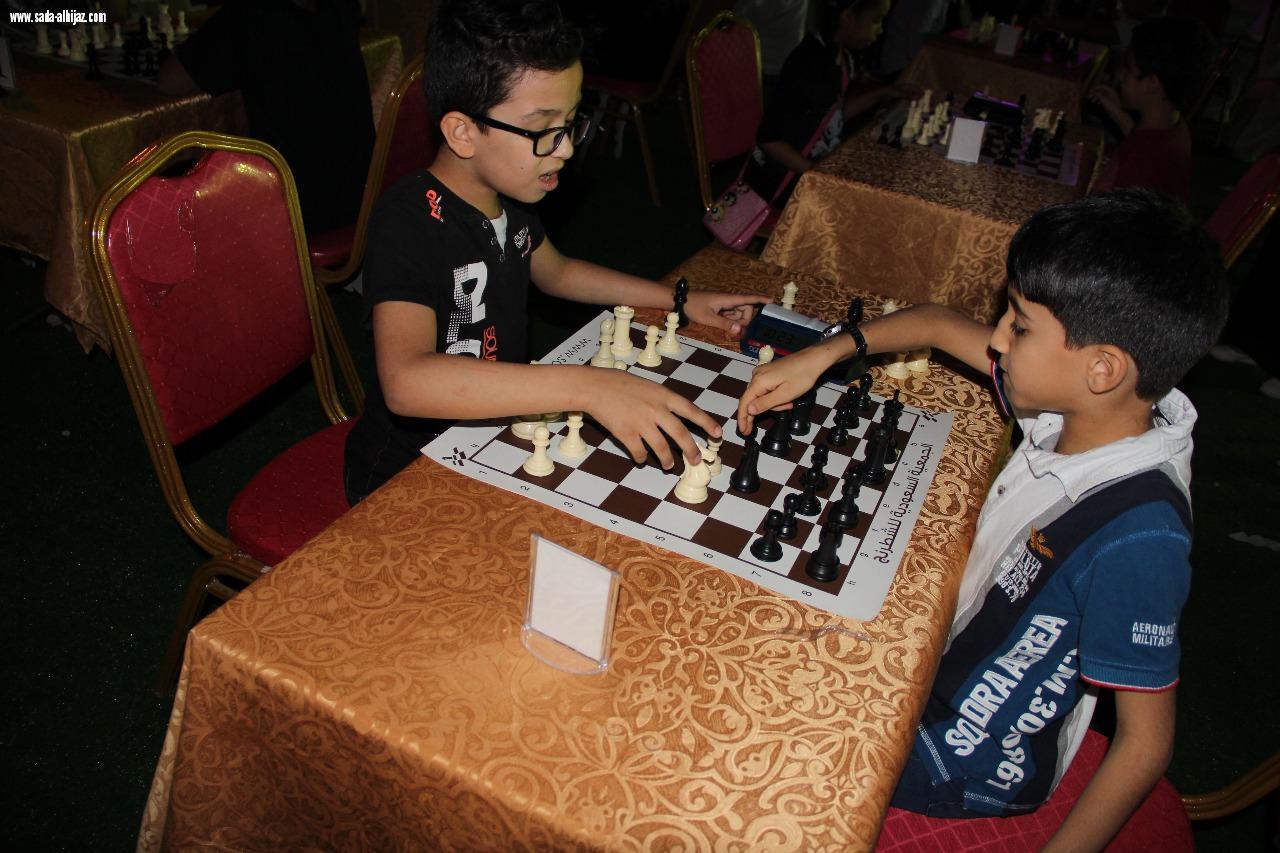 الخيمة التسويقية بأرض المعرفة تقدم(٤٠٠٠)منتج عائلي للزوار