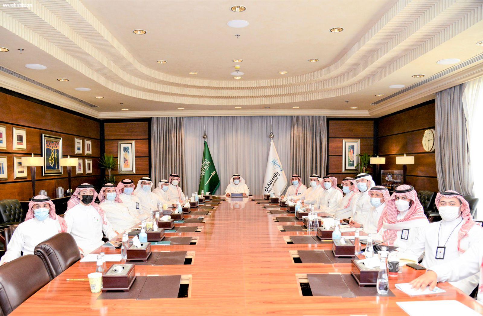 *برئاسة معالي نائب وزير النقل والخدمات اللوجستية لشؤون الطرق.. اللجنة التوجيهية لمشروع كود الطرق تعقد اجتماعها الأول*