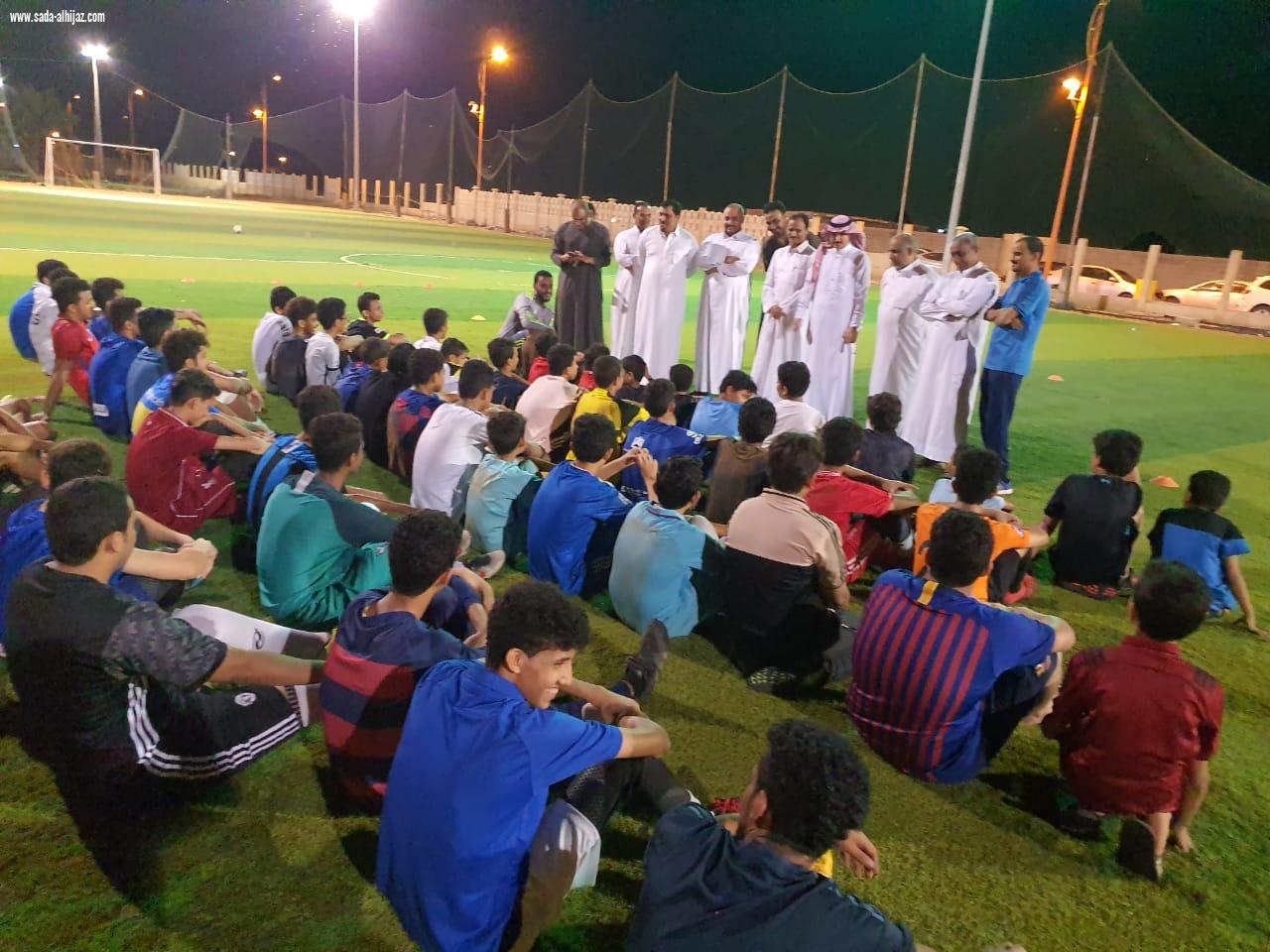 رئيس واعضاء المجلس الشرفي لفريق تحفيظ الطوال الرياضي يلتقون باللاعبين في ملعب حديقة الطوال