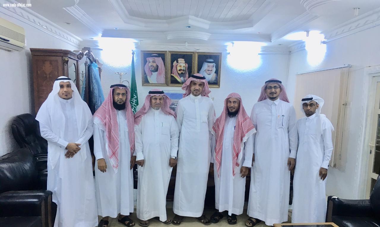 رئيس وأعضاء لجنة التنمية الاجتماعية بالطوال يزورون محافظ الطوال المكلف 