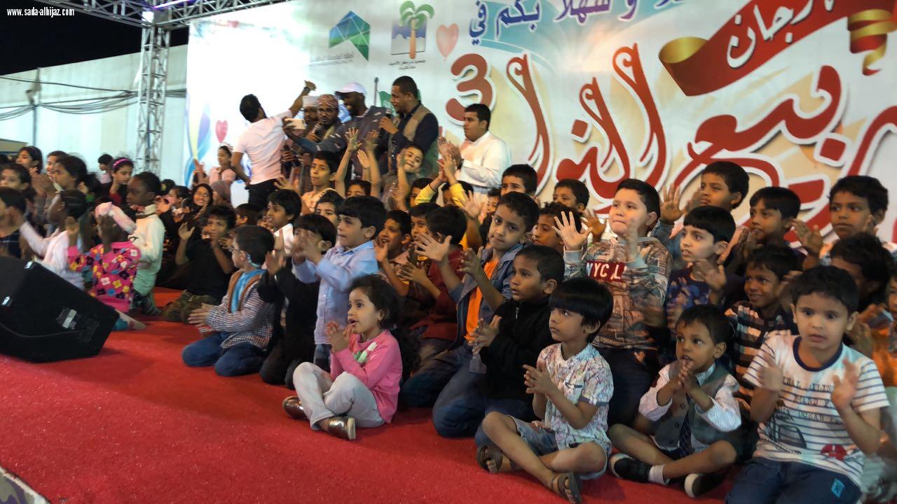 اطفال مهرجان ربيع النورية 3 يستمتعون بمسرح ا لمهرجان مع نجوم قناة المجد الفضائية 