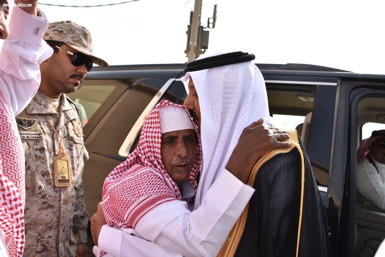 بالصور محافظ صامطة زعلة يؤدي صلاة الميت على الشهيد  الصميلي