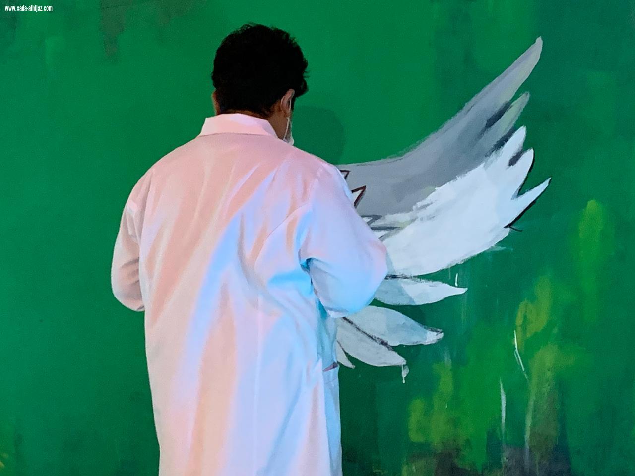 اصغر تشكيلي مشارك في جدارية الوطن بدومة الجندل يلفت الأنظار