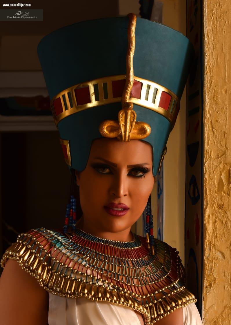 إطلالة الفنانة زينة العلمي ملكة جمال الأردن بالزي الفرعوني في القرية الفرعونية