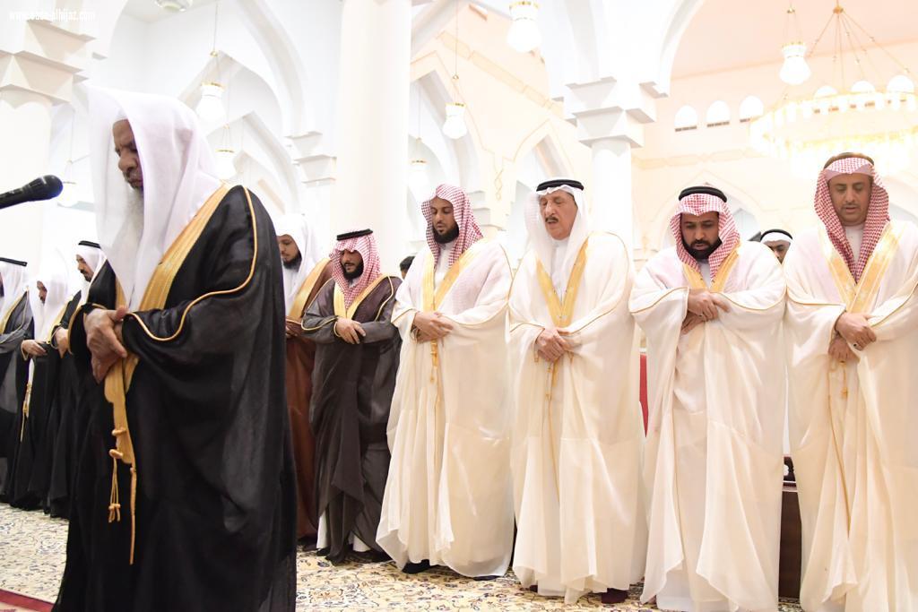 سمو أمير منطقة جازان وسمو نائبه يؤديان صلاة عيد الفطر المبارك